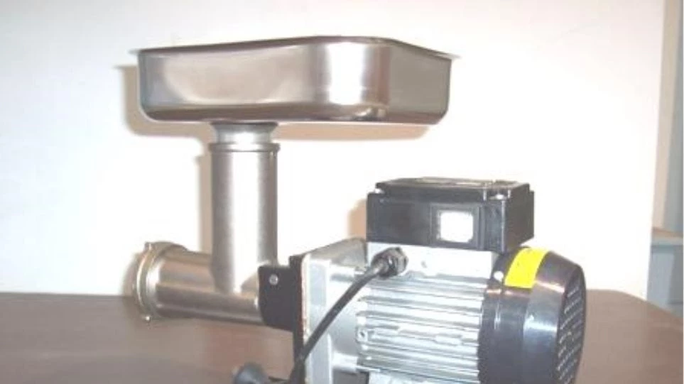 Φρικιαστικό ατύχημα σε κρεοπωλείο στη Νάξο: Μηχανή του κιμά έλιωσε το χέρι 17χρονης